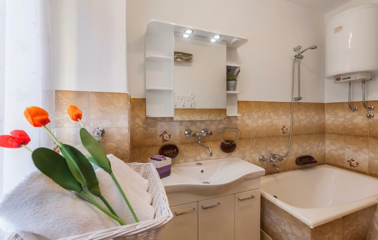 Two Bedroom Apartment, Nice Neighborhood, Free Parking, Wifi Pola Esterno foto